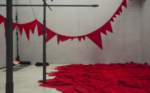 Sheela Gowda And that is no lie, 2015 (dettaglio) Veduta dell’installazione: Pérez Art Museum Miami, 2015–16. Courtesy dell’artista e Pérez Art Museum Miami. Foto: Oriol Tarridas