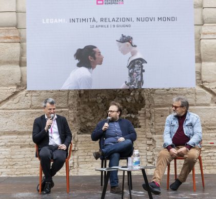 Da sinistra: Roberto Pisoni, Nicolas Ballario e Oliviero Toscani all'incontro "Il fotografo è un autista. E Master of Photography è un Gran Premio", parte del programma di Fotografia Europea, che si è tenuto a Reggio Emilia sabato 13 aprile