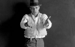 Joseph Beuys, Scultura invisibile performance in studio, 1973 Foto di Elisabetta Catalano