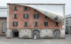 Alex Chinneck per IQOS, IQOS World revealed by Alex Chinnec, Spazio 400 Tortona District, Milano Design Week 2019