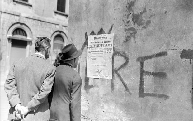 “Passanti leggono il titolo della seconda edizione del quotidiano Milano-Sera affisso a un muro: "Il popolo ha scelto. È già Repubblica", 5 giugno 1946” - Archivio Publifoto Intesa Sanpaolo