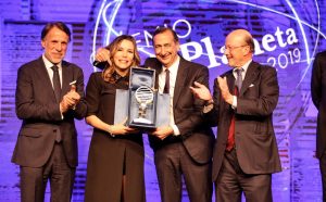 Da sinistra José Creuheras, presidente del Gruppo Planeta, Simona Sparaco, vincitrice della prima edizione del Premio DeA Planeta, Giuseppe Sala, sindaco di Milano, Marco Drago, presidente del Gruppo De Agostini