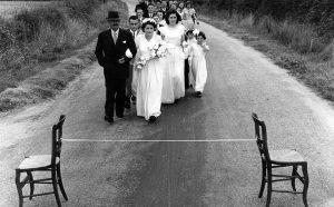Le ruban de la mariée, Saint Sauvant 1951 © Atelier Robert Doisneau