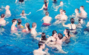 Massimo Vitali, “De Haan Kiss”, 2001 [particolare] © Massimo Vitali / Courtesy Mazzoleni Art London