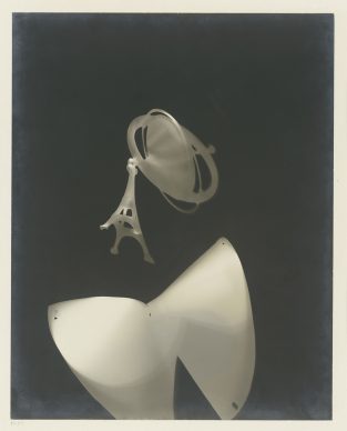 László Moholy-Nagy, Fotogramm (Fotogramm mit Eiffelturm),1925 / 1928–1929, Reproduktion des Künstlers von Unikat, Silbergelatinepapier © Staatliche Museen zu Berlin, Kunstbibliothek