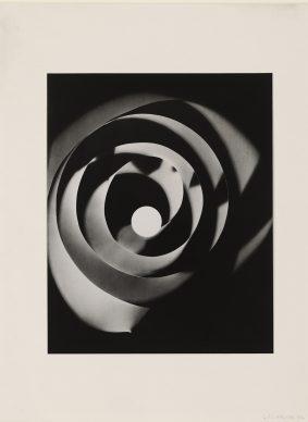 Man Ray, Rayografie, 1921–1928, Fotogramm, Silbergelatinepapier, Abzug 1963 © Staatliche Museen zu Berlin, Kunstbibliothek © Man Ray Trust, Paris / VG Bild-Kunst, Bonn 2019