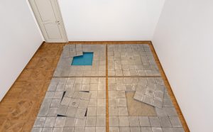 Pino Pascali, Botole ovvero Lavori in corso, 1967 mattonelle di eternit su telaio ligneo, acqua, terra / eternit tiles on wooden frame, water, soil 8x382x382 cm La Galleria Nazionale, Roma