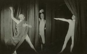 Erich Consemüller Bauhausbühne Dessau: Vorhangspiel von Oskar Schlemmer mit dem Tänzer und Pantomimen Werner Siedhoff, 1927 Silbergelatinepapier © Staatliche Museen zu Berlin, Kunstbibliothek © Stephan Consemüller