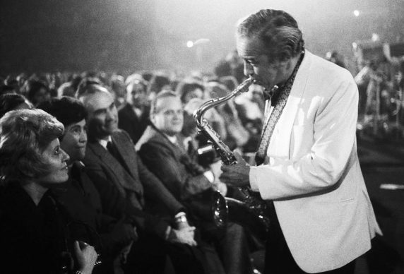 Paul Gonsalves e pubblico, Duke Ellington Orchestra, Palasport, Bologna Jazz Festival 1973 © Lelli e Masotti / Lelli e Masotti Archivio