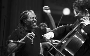 Concerto Filarmonica della Scala, direttore Bobby McFerrin, qui con Sandro Laffranchini, Teatro alla Scala 2007 © Lelli e Masotti / Lelli e Masotti Archivio