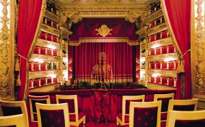 Liu Bolin, Teatro alla Scala n°2, Milano 2010 Courtesy: Boxart, Verona
