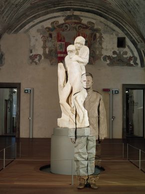 Liu Bolin, Pietà di Michelangelo, Castello Sforzesco, Milano, 2019. Courtesy: Boxart, Verona