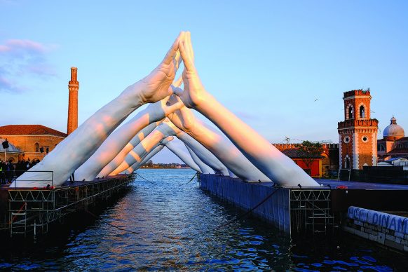 Lorenzo Quinn, Building Bridges by Halcyon Gallery, Venezia, Photo by David M. Benett/Dave Benett/Getty Images for Halcyon Art International