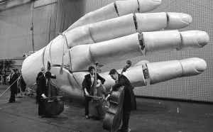 Elementi dell’Orchestra Filarmonica della Scala primas del concerto con elemento di scenografia della Fura del Baus per Tannhåuser, Teatro alla Scala, Milano 2010 © Lelli e Masotti / Lelli e Masotti Archivio
