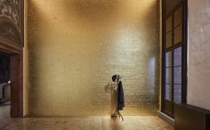 Jannis Kounellis Senza titolo (Tragedia civile), 1975 muro ricoperto in foglia d’oro, attaccapanni, cappotto, cappello, lampada a petrolio