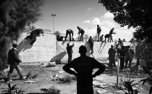 Persone in fuga dalla Libia durante gli scontri tra ribelli e forze armate pro Gheddafi. Valico di frontiera di Ras Jdir nei pressi di Ben Gardane. Tunisia, 2011. © Paolo Pellegrin/Magnum Photos