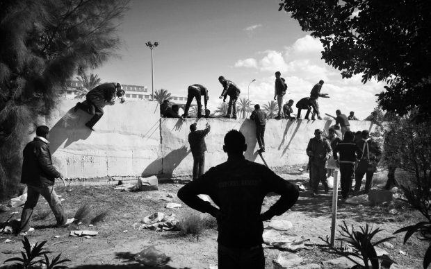 Persone in fuga dalla Libia durante gli scontri tra ribelli e forze armate pro Gheddafi. Valico di frontiera di Ras Jdir nei pressi di Ben Gardane. Tunisia, 2011. © Paolo Pellegrin/Magnum Photos