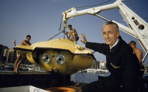 Jacques Cousteau di fianco al suo nuovo mezzo sottomarino di esplorazione, Puerto Rico, 1959. Photo by Thomas J. Abercrombie-National Geographic Creative)