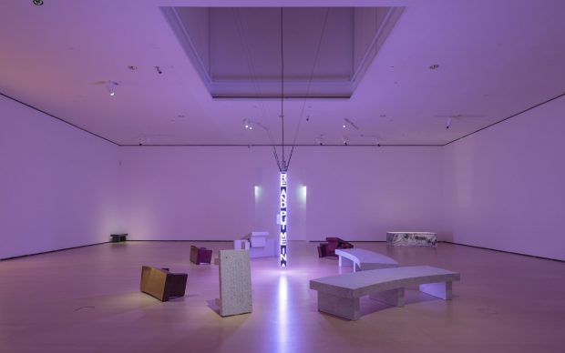 Veduta della mostra Jenny Holzer: Thing Indescribable, Museo Guggenheim Bilbao, Spagna, 2019 (2) © 2019 Jenny Holzer, membro Artists Rights Society (ARS), NY / SIAE, Roma Foto: José Miguel Llano