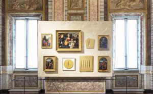 Mostra LUCIO FONTANA. TERRA E ORO Galleria Borghese Veduta dell’installazione, 2019 Ph. Niccolò Ara © Fondazione Lucio Fontana by SIAE 2019