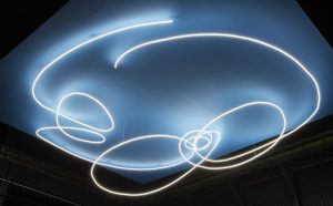Lucio Fontana, Struttura al Neon per la IX Triennale di Milano, 1951/2019, ricostruzione autorizzata dalla Fondazione Lucio Fontana, Milan © Fondazione Lucio Fontana, Bilbao, 2019