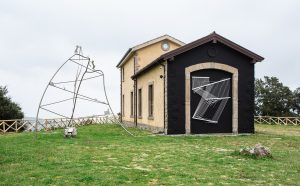 Fiabe intrecciate, metallo, 2007, La Stazione dell’Arte, Ulassai Photo Elisabetta Loi, Sergio Melis, Arasolè Courtesy Fondazione Stazione dell'Arte   © Archivio Maria Lai by SIAE 2019  