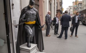 Batman scultura strade di New York, 2015, photo by Bryan Ledgard via Flickr