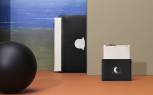 DELVAUX_Magritte Collection_Pochette-A4-Trompe-l’Œil-Chapeau-Melon-PCA-Trompe-lŒil-Chapeau-Melon-Noir-Ivory