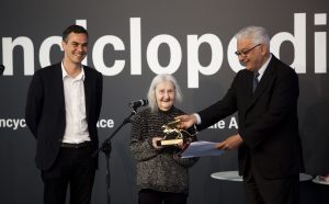 Massimiliano Gioni, Paolo Baratta e Marisa Merz alla consegna del Leone d'Oro alla carriera – photo Italo Rondinella, La Biennale di Venezia, 55. Esposizione Internazionale d'Arte, 2013, via Artribune.com