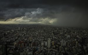 Il fronte della tempesta causata da uno dei tre tifoni che stavano convergendo su Tokyo. Gli scienziati sostengono che eventi meteorologici gravi, normalmente rari, saranno sempre più comuni nell'epoca del riscaldamento globale. Shinjuku, Tokyo, Giappone, 2015 © James Whitlow Delano