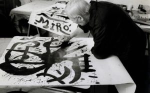 Miró réalisant une affiche à l'imprimerie ARTE-Adrien Maeght à Paris. © Photo Clovis Prévost Archives Maeght.