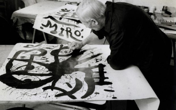 Miró réalisant une affiche à l'imprimerie ARTE-Adrien Maeght à Paris. © Photo Clovis Prévost Archives Maeght.