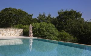 Veduta dell’allestimento di Morfologia delle Meraviglie, a cura di Lorenzo Madaro per Officine Saffi presso Contrada Galante, Ostuni. Opera in ceramica di Anders Herwald Ruhwald, Pillar , 2018 . Foto Alessandra Vinci . Courtesy Officine Saffi