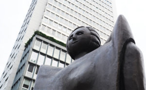 Milano, un momento dell'inaugurazione della scultura "Personaggio" dell’artista milanese Rachele Bianchi