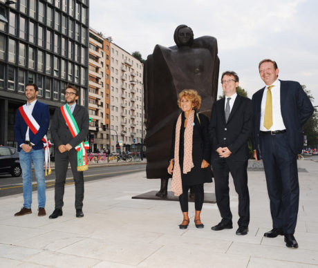 Milano, un momento dell'inaugurazione della scultura "Personaggio" dell’artista milanese Rachele Bianchi