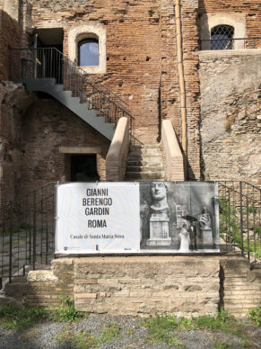 "Gianni Berengo Gardin. Roma", vista dell'allestimento della mostra nell'antico Casale di Santa Maria Nova, Roma. Photo © COR arquitectos