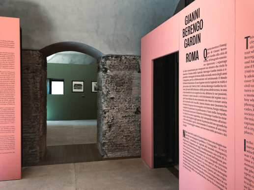 "Gianni Berengo Gardin. Roma", vista dell'allestimento della mostra nell'antico Casale di Santa Maria Nova, Roma. Photo © COR arquitectos