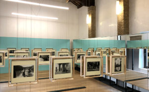 "Gianni Berengo Gardin. Roma", vista dell'allestimento della mostra nell'antico Casale di Santa Maria Nova, Roma. Photo © COR arquitectos