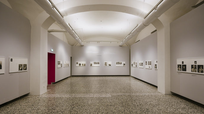 Vista dell'allestimento della mostra "wo/MAN RAY", CAMERA – Centro Italiano per la Fotografia, Torino. Foto di Andrea Guermani