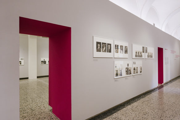 Vista dell'allestimento della mostra "wo/MAN RAY", CAMERA – Centro Italiano per la Fotografia, Torino. Foto di Andrea Guermani