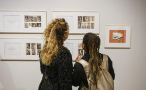 Vista dell'allestimento della mostra "wo/MAN RAY", CAMERA – Centro Italiano per la Fotografia, Torino. Foto di Andrea Guermani