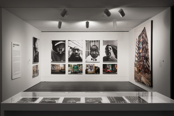 Vista della mostra "JR: Chronicles", al Brooklyn Museum di New York fino al 3 maggio 2020. Photo Jonathan Dorado