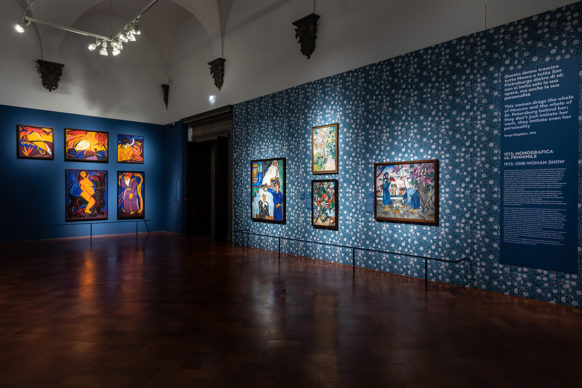 Vista dell'allestimento della mostra "Natalia Goncharova. Una donna e le avanguardie, tra Gauguin, Matisse e Picasso", Palazzo Strozzi, Firenze. Foto di Alessandro Moggi