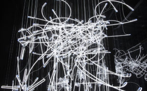 Cerith Wyn Evans, Neon Forms (After Noh I), 2015 (dettaglio) Courtesy dell’artista; White Cube e Pirelli HangarBicocca. Foto: Agostino Osio