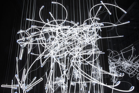 Cerith Wyn Evans, Neon Forms (After Noh I), 2015 (dettaglio) Courtesy dell’artista; White Cube e Pirelli HangarBicocca. Foto: Agostino Osio