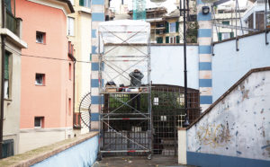 Cufrini a lavoro sul murale materico dedicato a Faber. Credits foto: Silvia Mazzella