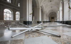 Hidetoshi Nagasawa, Matteo Ricci, 2010. Acciaio e marmo, 50x360x360 cm. Foto di Alessandra Cardone e Luciano Basagni © Polo museale della Campania