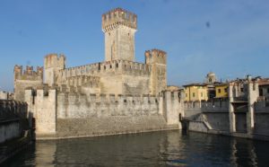 0. castello di Sirmione generale (vista da darsena)