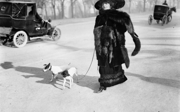 acques Henri Lartigue, Anna la Pradvina, aussi appelée "La femme aux renards", Avenue du Bois, Paris, 1911 © Ministère de la Culture (France), MAP-AAJHL