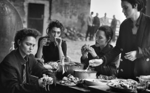 Peter Lindbergh, Sasha Pivovarova, Steffy Argelich, Kirsten Owen & Guinivere van Seenus. Brooklyn, 2015 © Peter Lindbergh (Courtesy Peter Lindbergh, Paris)